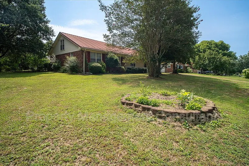 3 bed, 2.0 bath, $1,700 — Photo 2