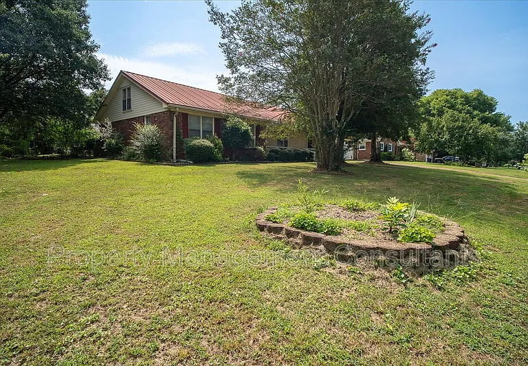 2524 Chickasaw Dr — Photo 2