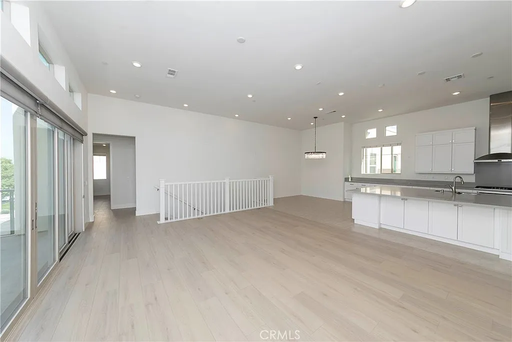 3 bed, 2015 sqft, $5,100 — Photo 2