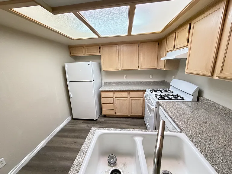 960 N Sloan Ln #104 — Photo 10