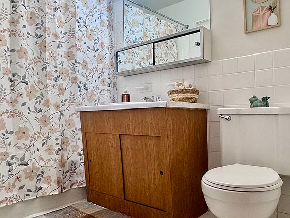 4th image of 233 School Ave #107
