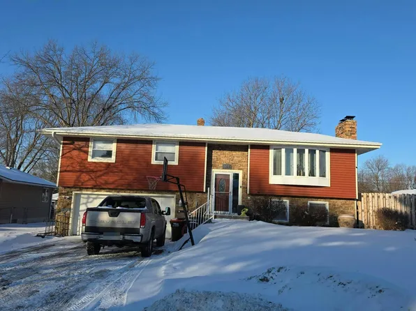 634 Greenway Ave N, Oakdale, MN 55128