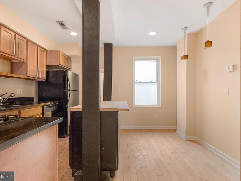 1123 W Lombard St — Photo 12