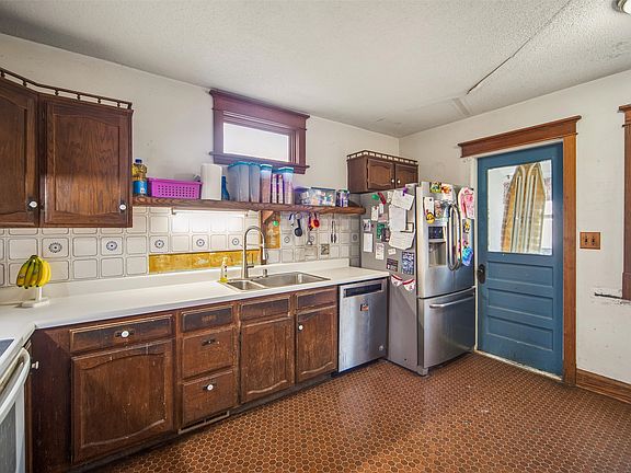 5th image of 406 E 1st Ave