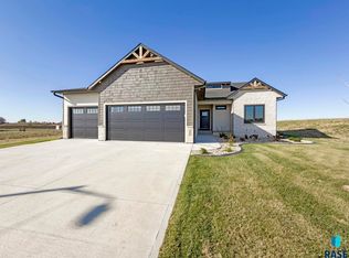405 N Sunshine Ave, Brandon, SD 57005