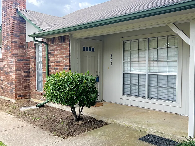 405 Augustine Dr — Photo 3