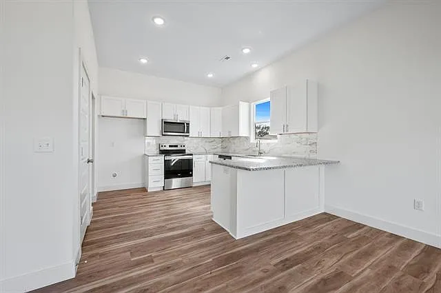 720 E Elmwood St — Photo 3