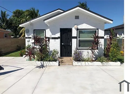 3 bed, 900 sqft, $2,900 — Photo 1