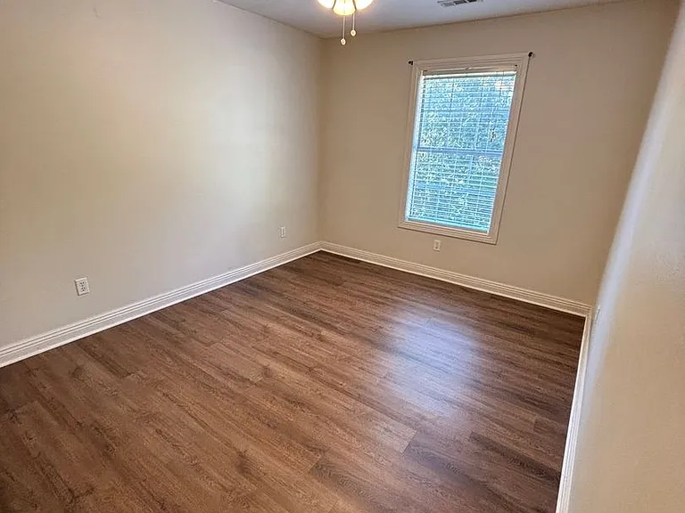 1823 W Berry St — Photo 17