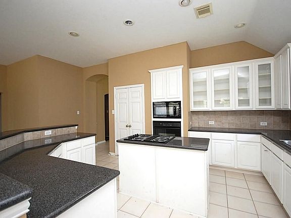 5th image of 3215 Millbrook Dr