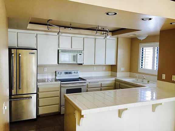3rd image of 548 Via De La Valle Unit I