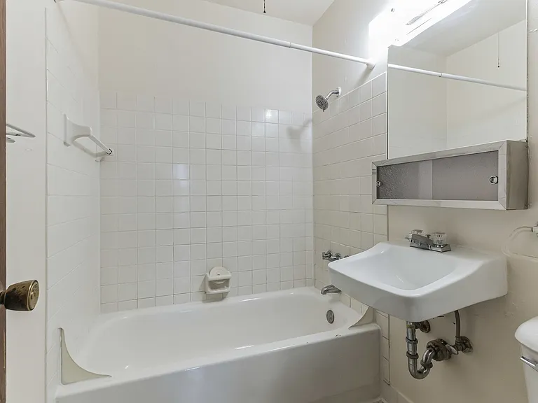 622 Laurel Ct — Photo 2