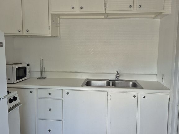 2nd image of 400 W 4th St