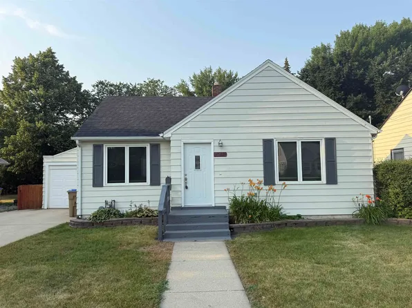 1205 7th Ave NW, Minot, ND 58703