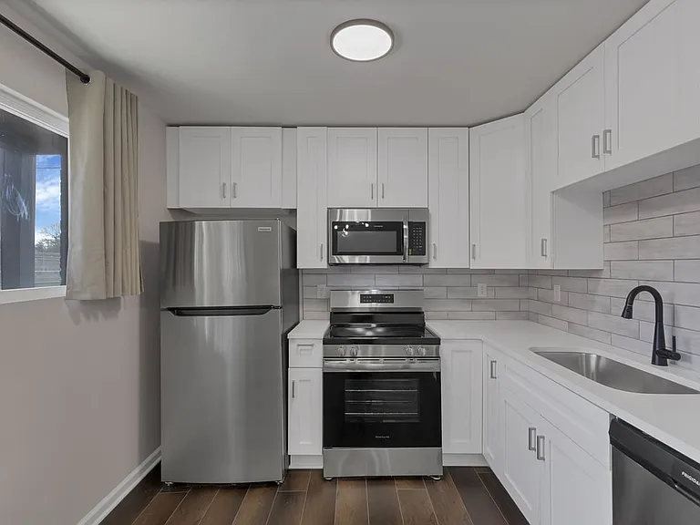 35 Parsons Ave #B — Photo 4