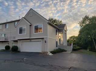 582 Cary Woods Cir, Cary, IL 60013