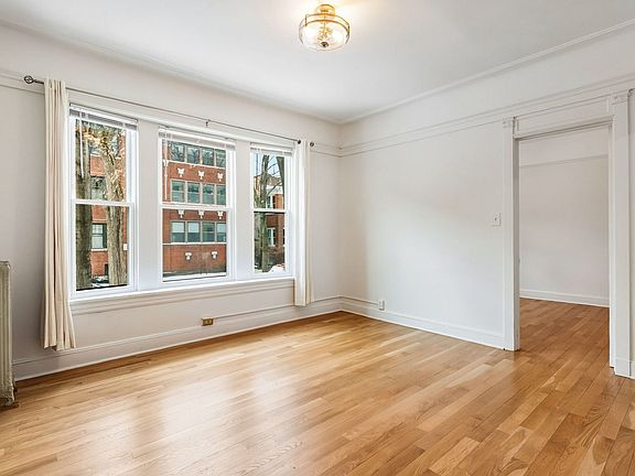 3rd image of 1248 W Thorndale Ave #1E