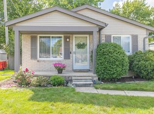 34325 Genereaux St, Harrison Township, MI 48045