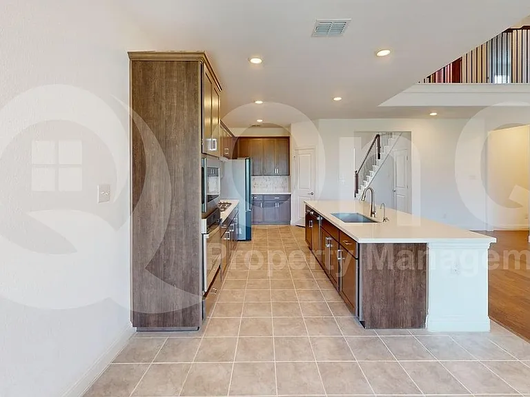 112 Baker St — Photo 5