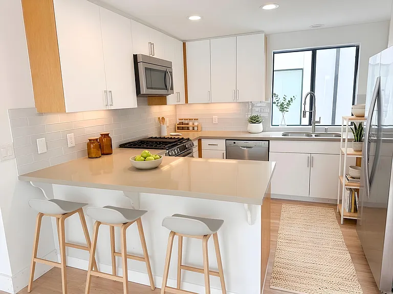 1318 Manhattan Ave — Photo 3