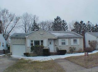 7 Wensley Rd, Plainview, NY 11803
