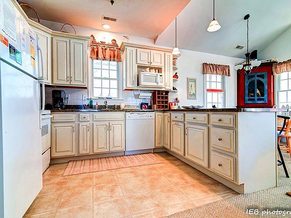 2nd image of 821 1st St #2