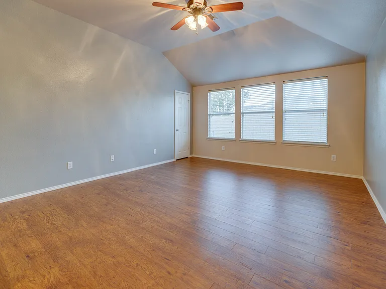 506 Hickory Ln — Photo 16