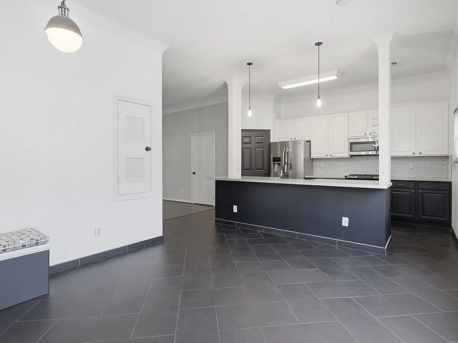 3 bed, 2.5 bath, 2906 sqft, $3,200 — Photo 2