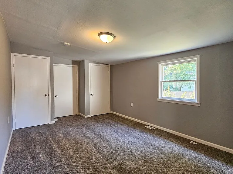 1038 E Division St — Photo 15
