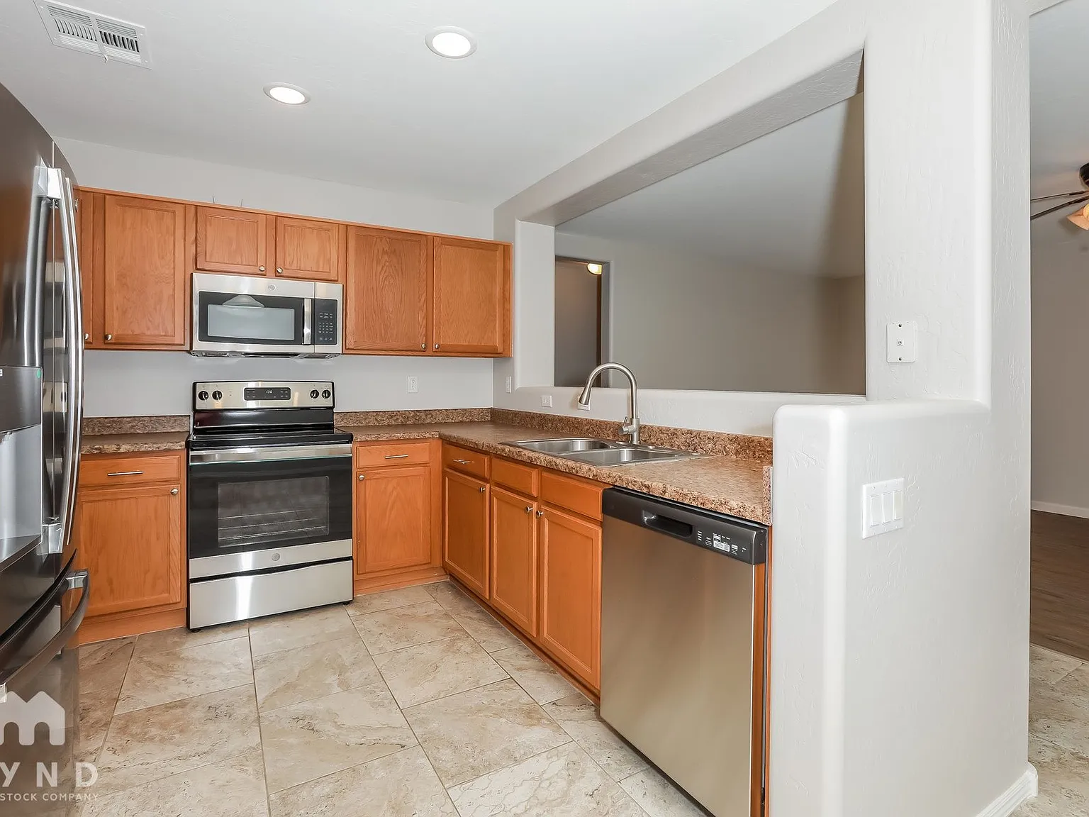 3 bed, 2.0 bath, 1261 sqft, $1,815 — Photo 3