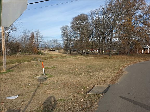 2nd image of Lincoln Dr #100