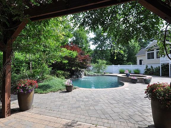 4th image of 82 Fox Run Rd