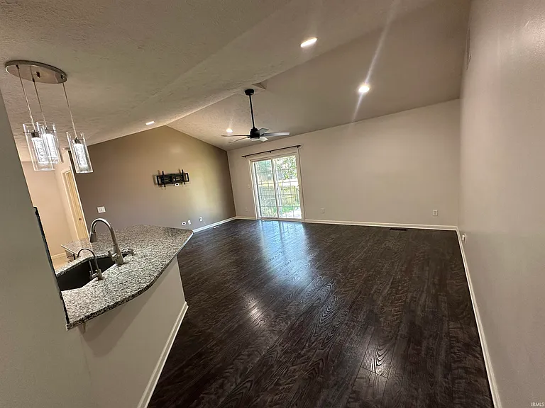 10686 Fall Creek Dr — Photo 6