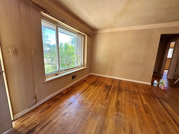 4th image of 15464 Cameron St