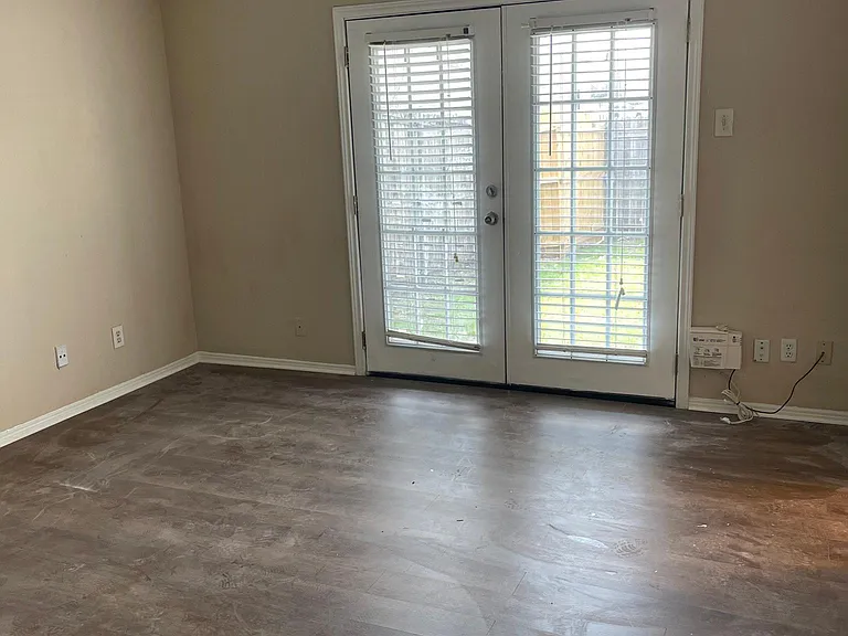 709 Royal Crest Dr — Photo 4