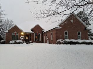 102 Shalimar Ct, Combined Locks, WI 54113