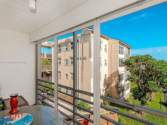 2nd image of 2850 Somerset Dr APT 318L