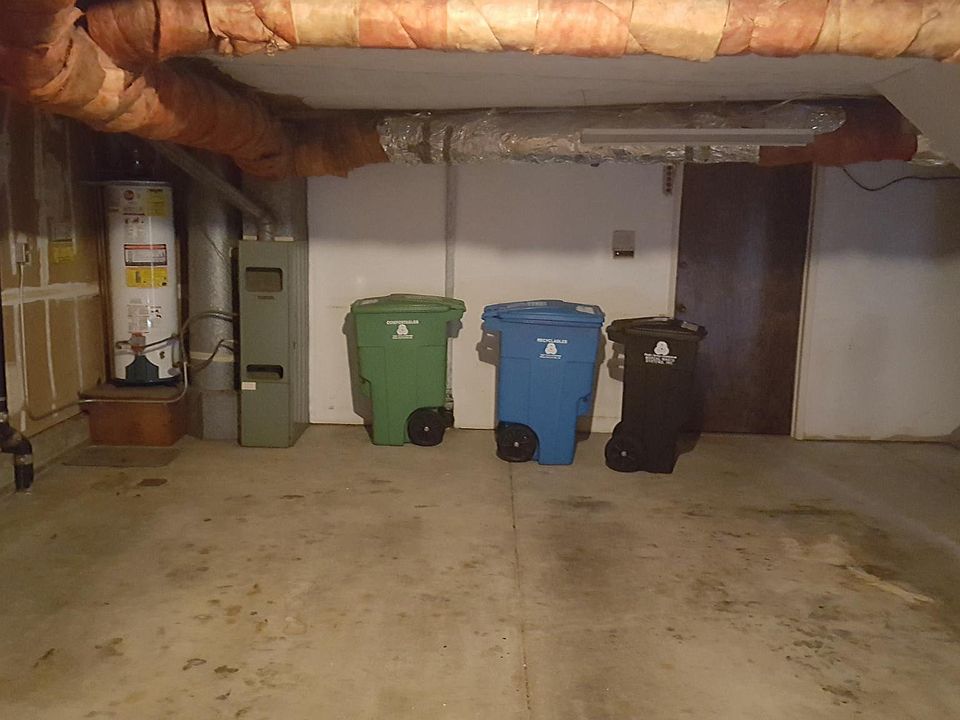 Garage big enough for 2 cars and extra guess parking