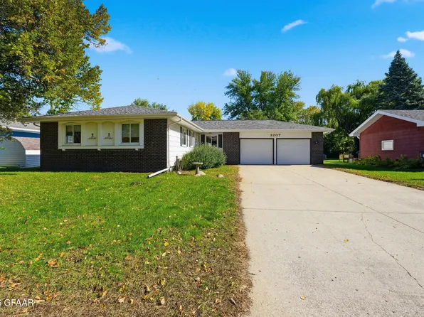 3207 Cherry Lynn Dr, Grand Forks, ND 58201