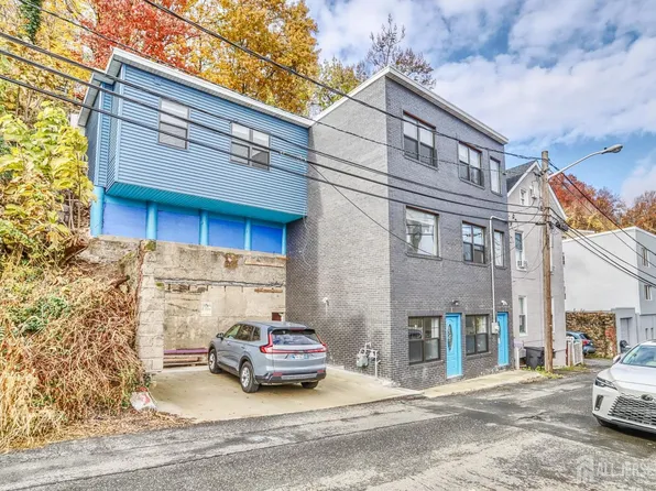 9017 Riverside Pl, North Bergen, NJ 07047