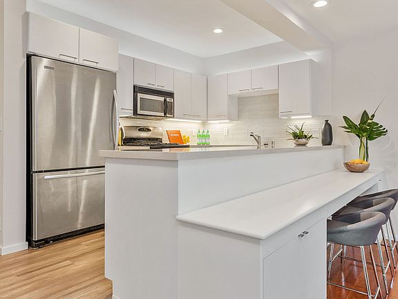 5th image of 2746 Gough St #1