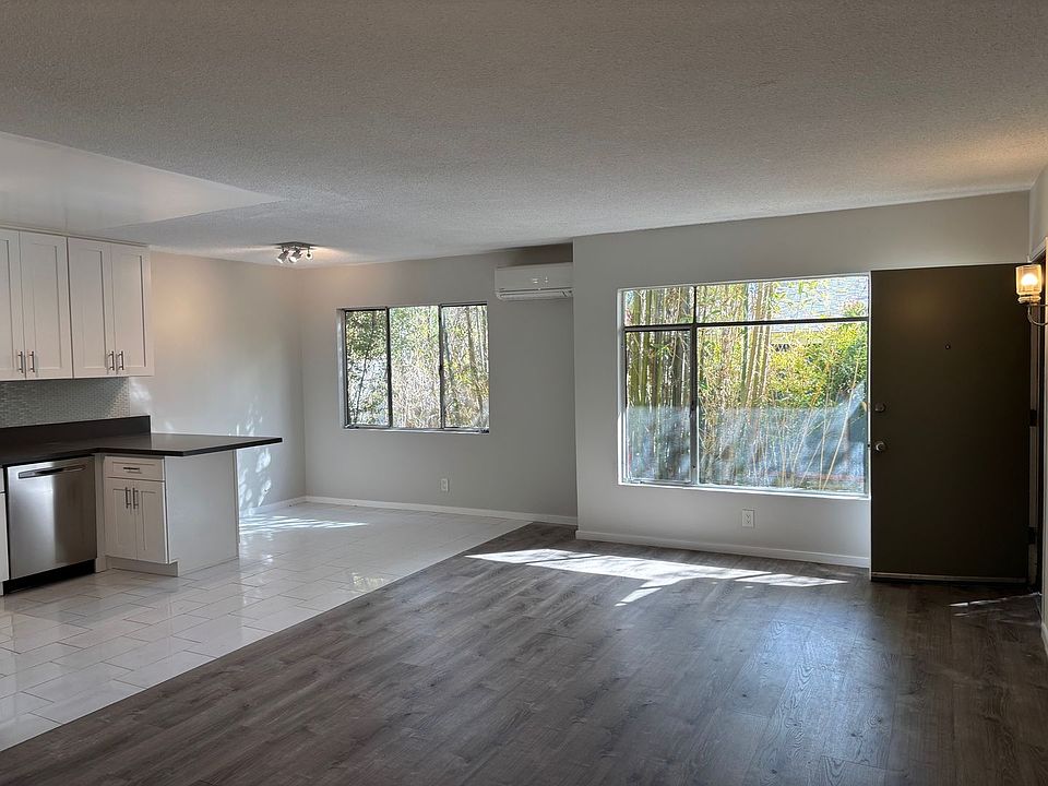 1st image of 2488 N Beachwood Dr #3