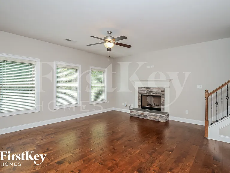101 Village Park Dr — Photo 3
