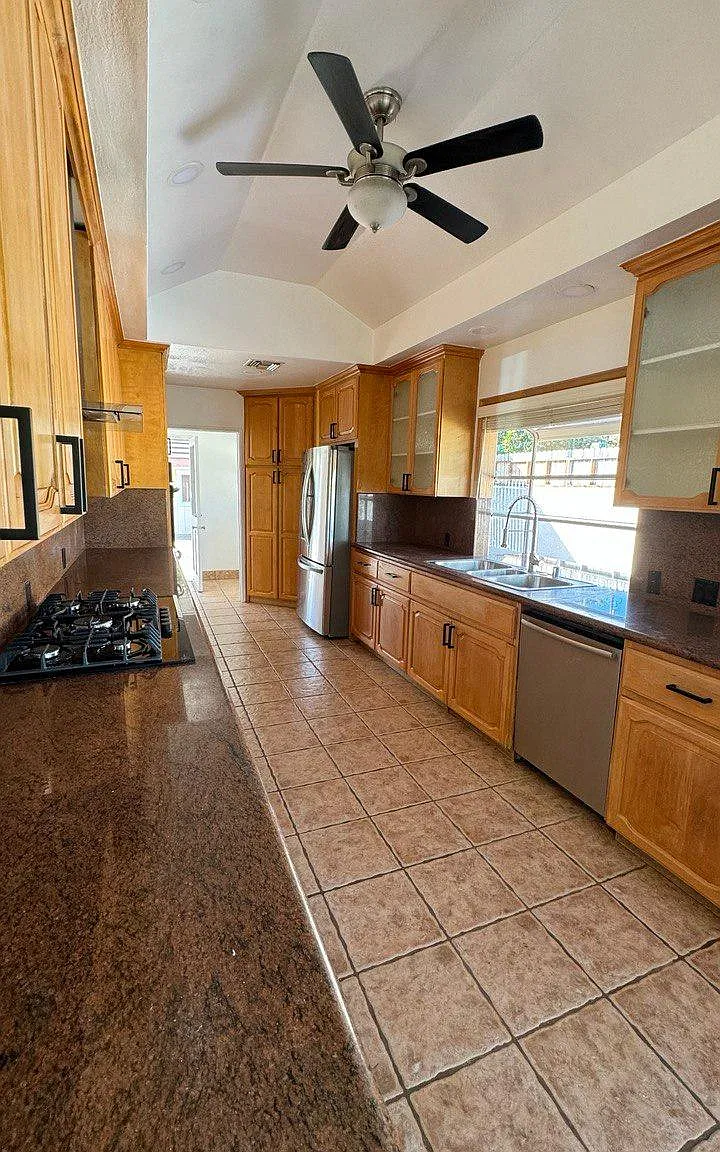 3 bed, 2436 sqft, $5,499 — Photo 2