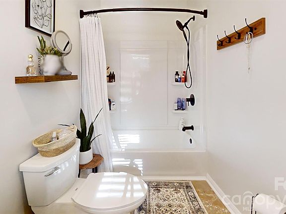 4th image of 3052 Chestnut Rd