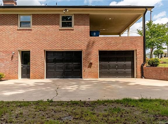 4th image of 3149 N Lookout St