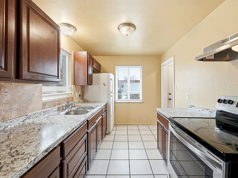 1717 Clinton St — Photo 3