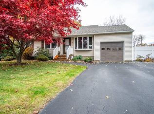 33 Chateau Ct, Loudonville, NY 12211