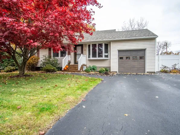 33 Chateau Ct, Loudonville, NY 12211