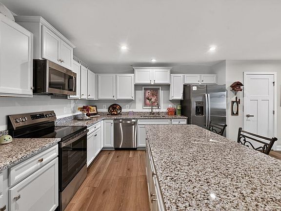 5th image of 4630 Melville St